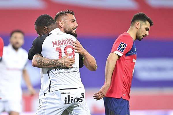 Anota Delort en empate frente al líder Lille