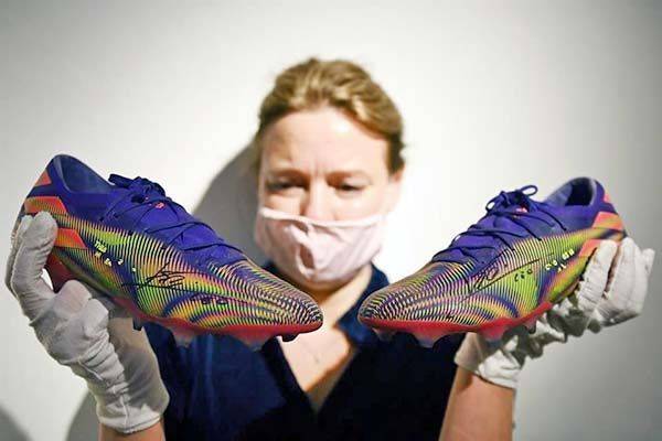 Subastan botas del gol 644 de Messi