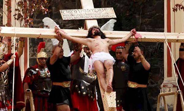 Modifican Pasión de Cristo en Tabasco; incluyen a supuestas feministas golpeando a Jesús