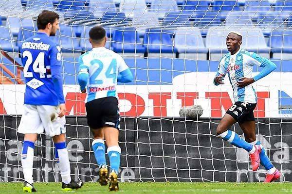 Vence Napoli a Sampdoria y se acerca a Champions