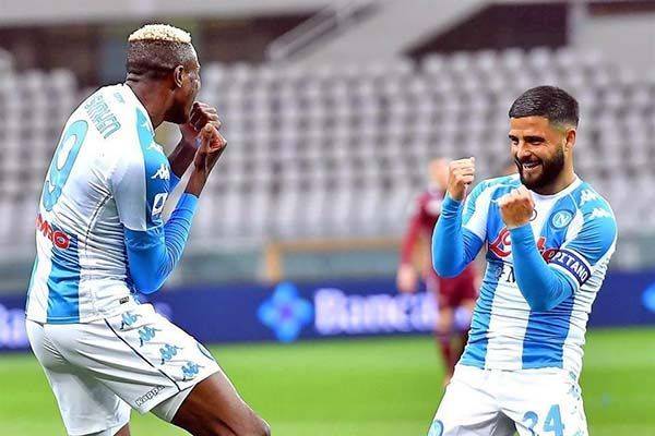 Vence Napoli a Torino y coquetea con la Champions