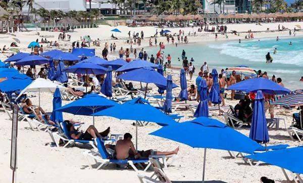 ¿Y la pandemia? Turistas abarrotan playas mexicanas a pesar de la COVID-19