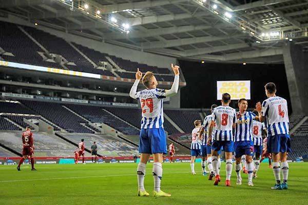 Gana Porto pero se lesiona ‘Tecatito’