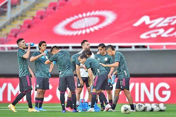 Vacunan a jugadores del Tri Olímpico