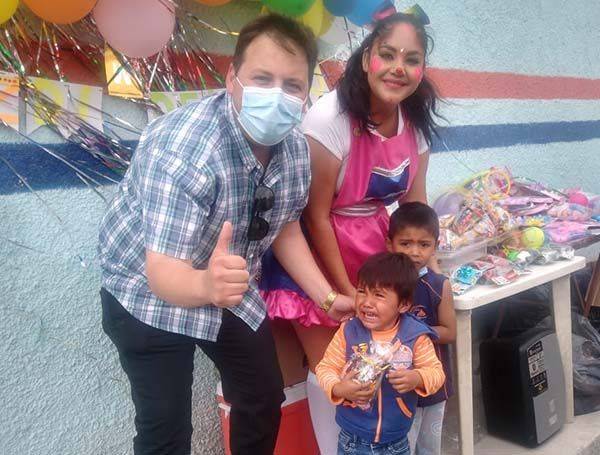Festejan a niños; les llevan regalos y alegría