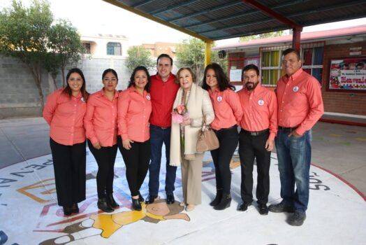 Felicita Manolo a los maestros en su día