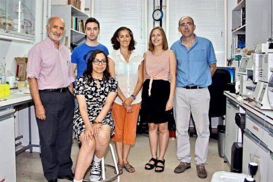 Protestan becarios por recortes en apoyo