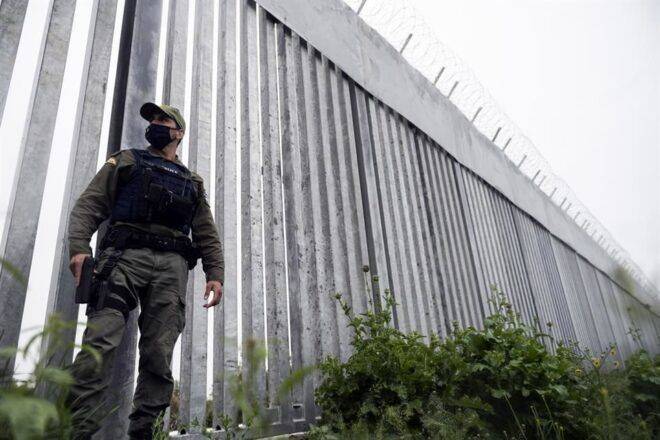 Levanta Unión Europea muros contra migrantes