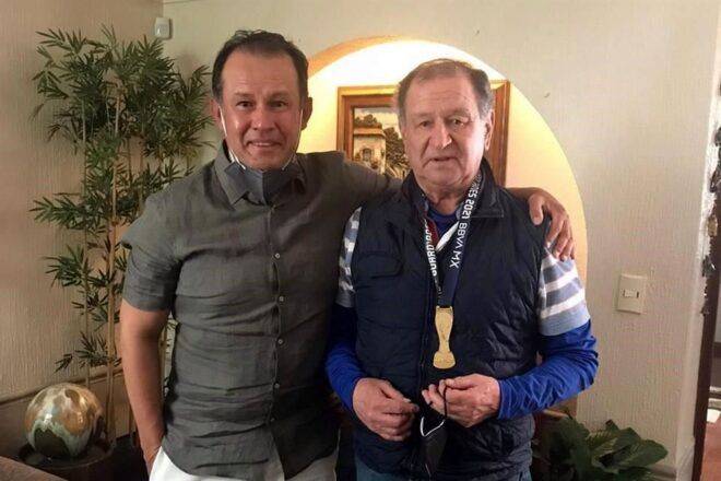 Regala Reynoso medalla de campeón al ‘Ojitos’ Meza