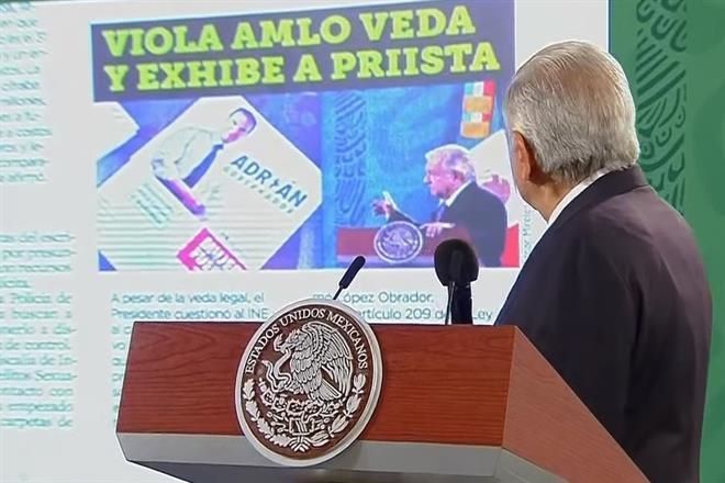 Arremete oootra vez contra Adrián de la Garza