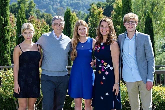Blindan los Gates a sus hijos