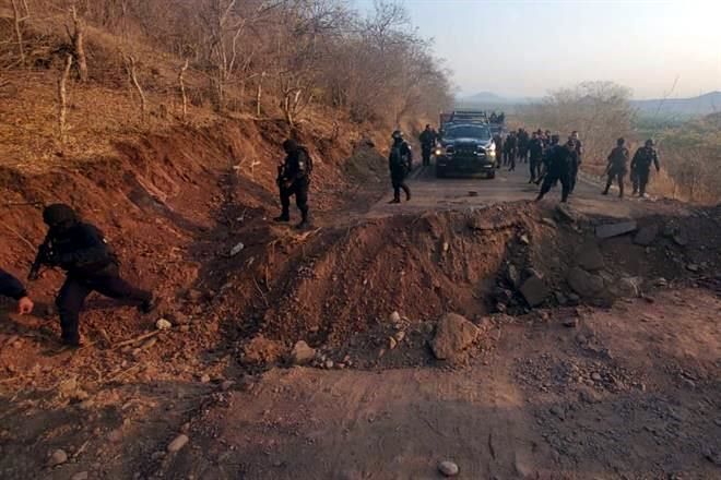 Trozan narcos otra vez carretera de Aguililla