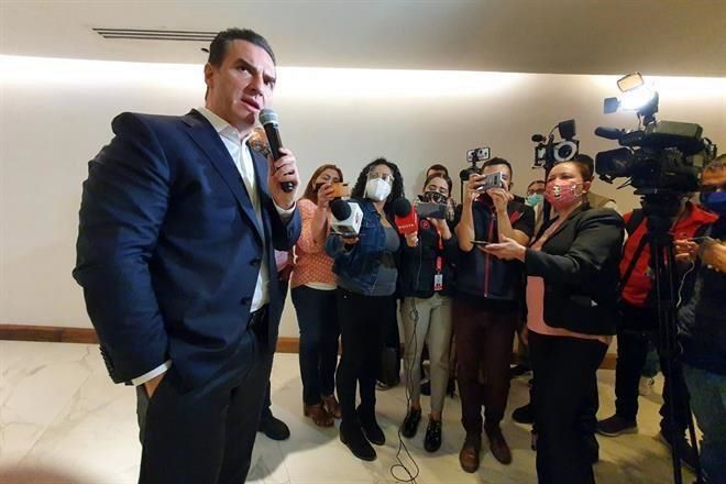 Acusa Adrián intervención de AMLO; descarta denunciar