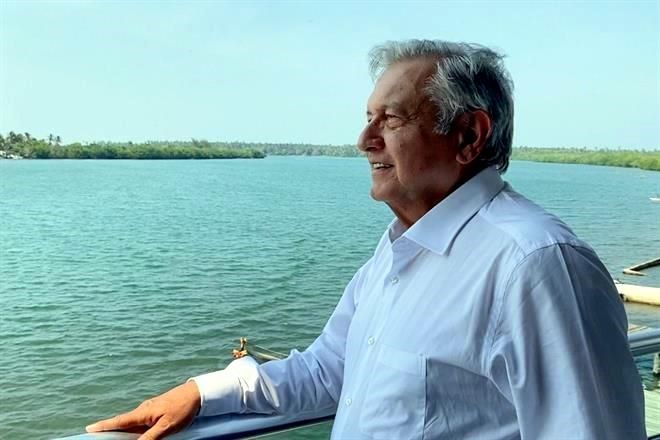 Supervisa AMLO Refinería de Dos Bocas