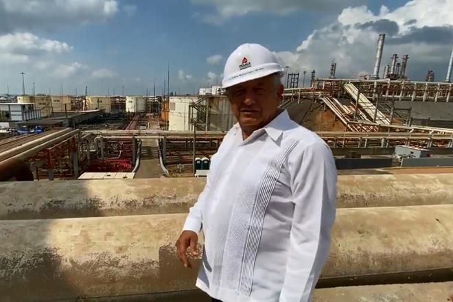 Visita AMLO refinería dañada hace un mes por incendio