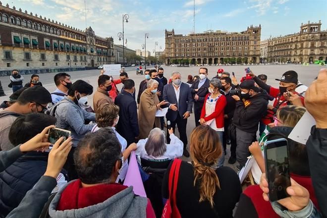 …Y afuera ‘reciben’ a familias de desaparecidos