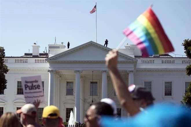 Restablece Biden protección a comunidad LGBT+ en salud