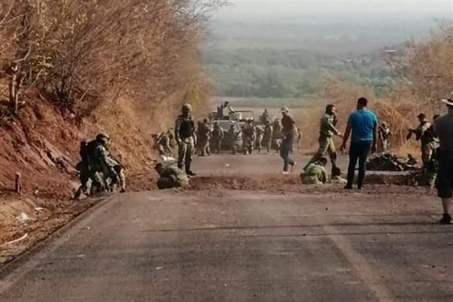 Desbloquea, ahora, Ejército narcobloqueo en Aguililla