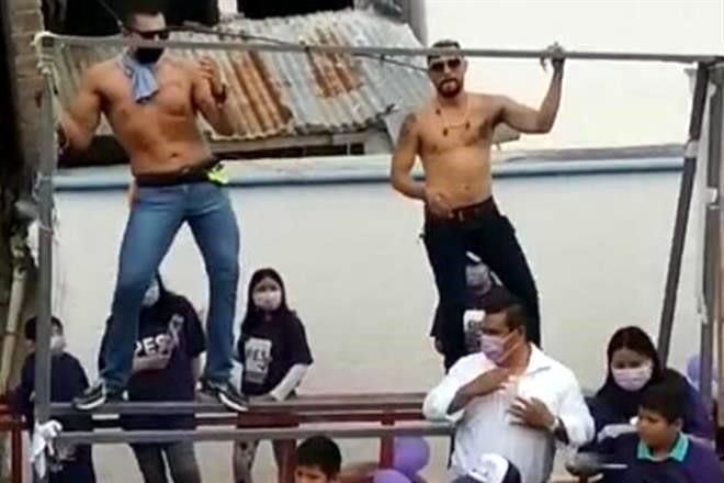 Festeja candidato del PES a las madres con strippers