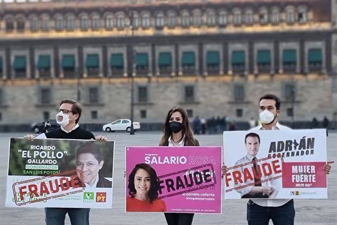 Lleva MC denuncias por tarjetas hasta Palacio Nacional