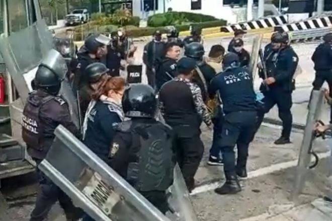 Vinculan y dejan en prisión a 19 normalistas