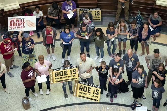 Promulga Texas ley que prohibiría aborto desde sexta semana