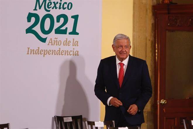 Lanza AMLO bachillerato para beisbol, box y atletismo