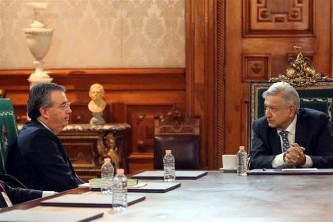 Pega a Gobernador de Banxico; pide tranquilidad ante relevo