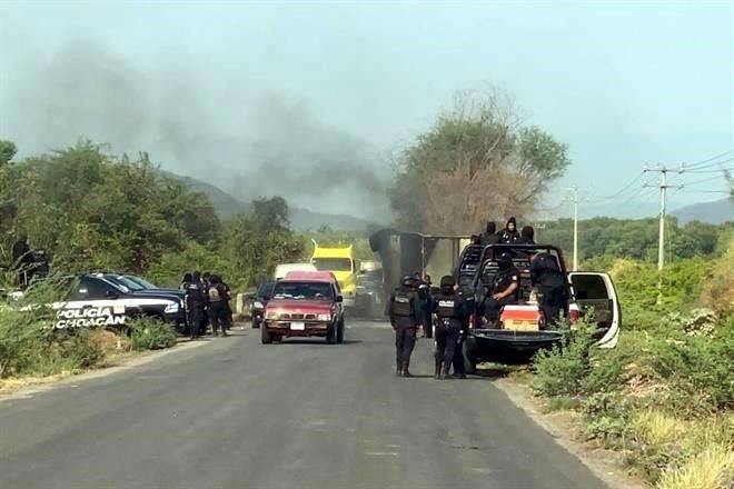 Queman, ahora, tráiler en vía Apatzingán-Aguililla