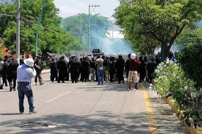 Se enfrentan normalistas y policías en Chiapas