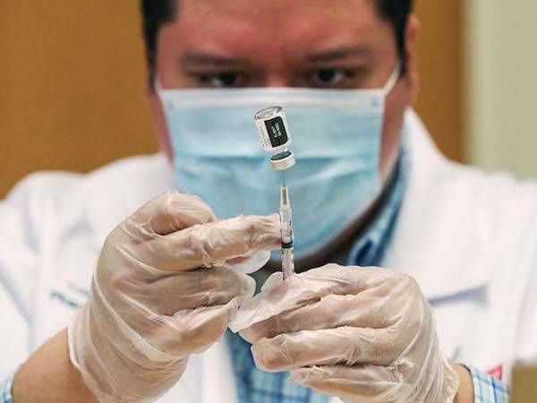 50% de estadunidenses adultos ya tienen las dos vacunas covid