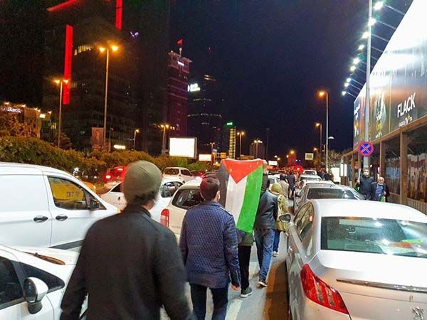 Manifestantes atacan consulado de Irán tras muerte de activista iraquí