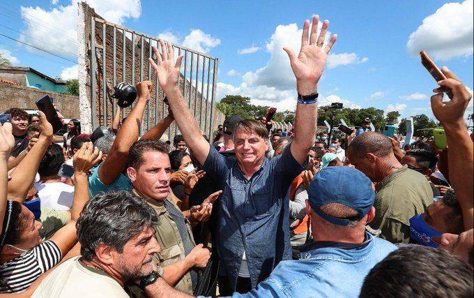 Multan a Bolsonaro por realizar acto masivo y no usar cubrebocas