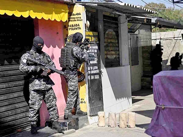 Balacera entre policías y narcos deja 25 muertos en Río de Janeiro