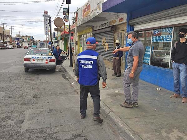 Multarán a taxistas por subir pasaje en paradas