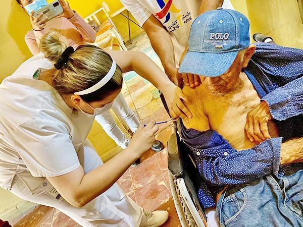 Vacunan en albergue a ocho discapacitados