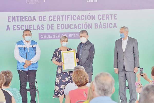 Entrega certificación CERTE a escuelas