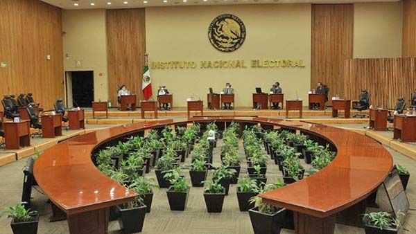 Presenta Morena iniciativa para silenciar a consejeros del INE