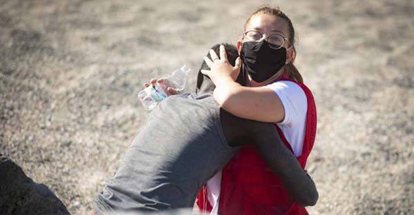 Chica abraza a migrante y desata mensajes de odio