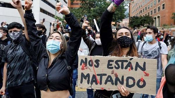 Continúan protestas en Colombia; señalan muertos