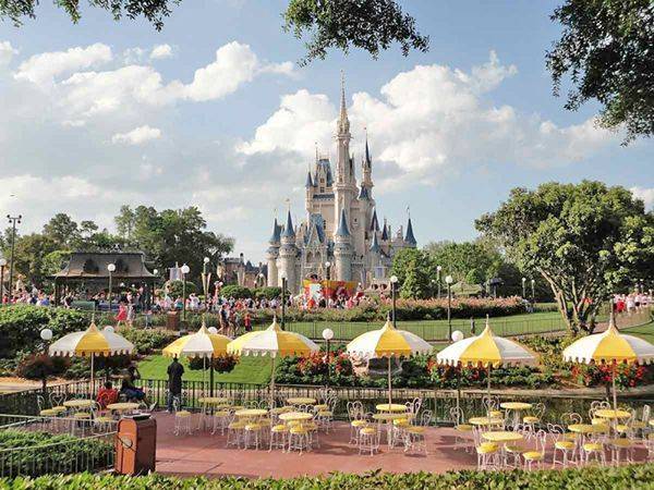 Reabre el parque temático Disneyland en California