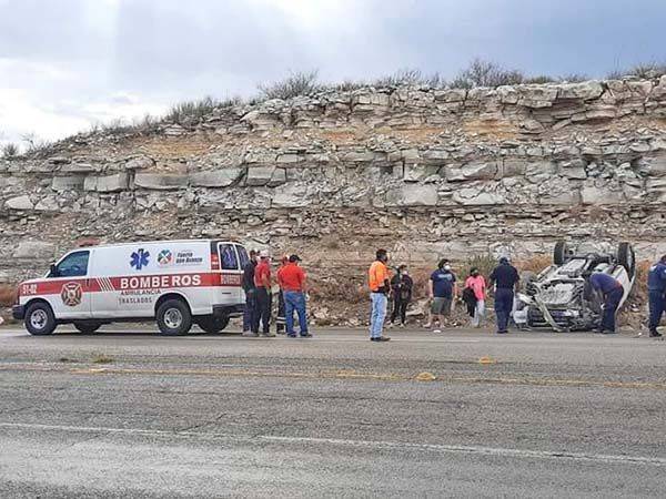Aparatosa volcadura en carretera Premier