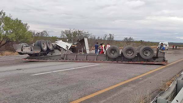 Volcadura de tráiler paraliza carretera 57