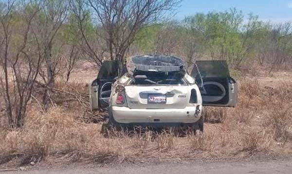 Vuelcan auto y lo abandonan