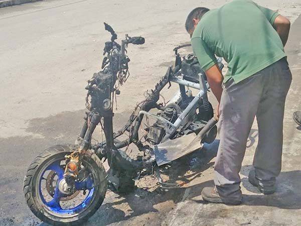 Arde moto en pleno centro de Múzquiz