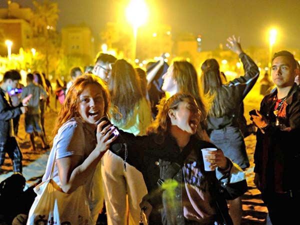 Fiestas y júbilo en España por el fin del toque de queda por covid