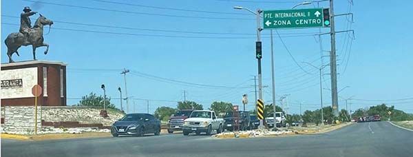 Filas de 4 horas para cruzar a Eagle Pass