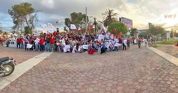 Exitosa valla humana posiciona a Morena