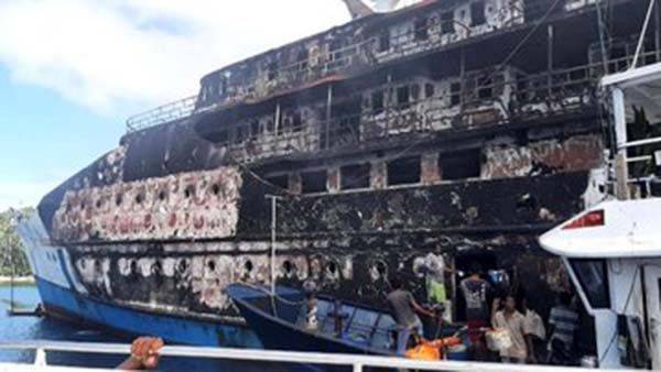 Se incendia ferry indonesio en pleno viaje, todos sobrevivieron