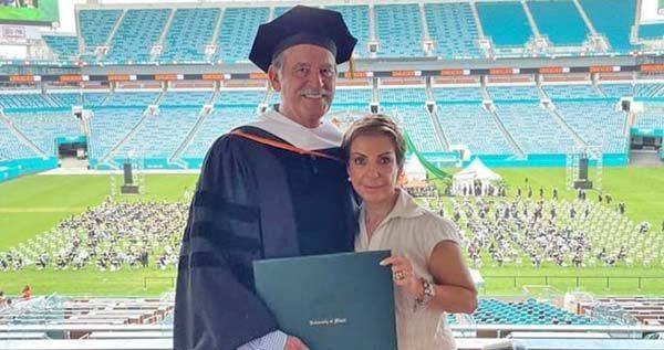 Fox presume reconocimiento honoris causa